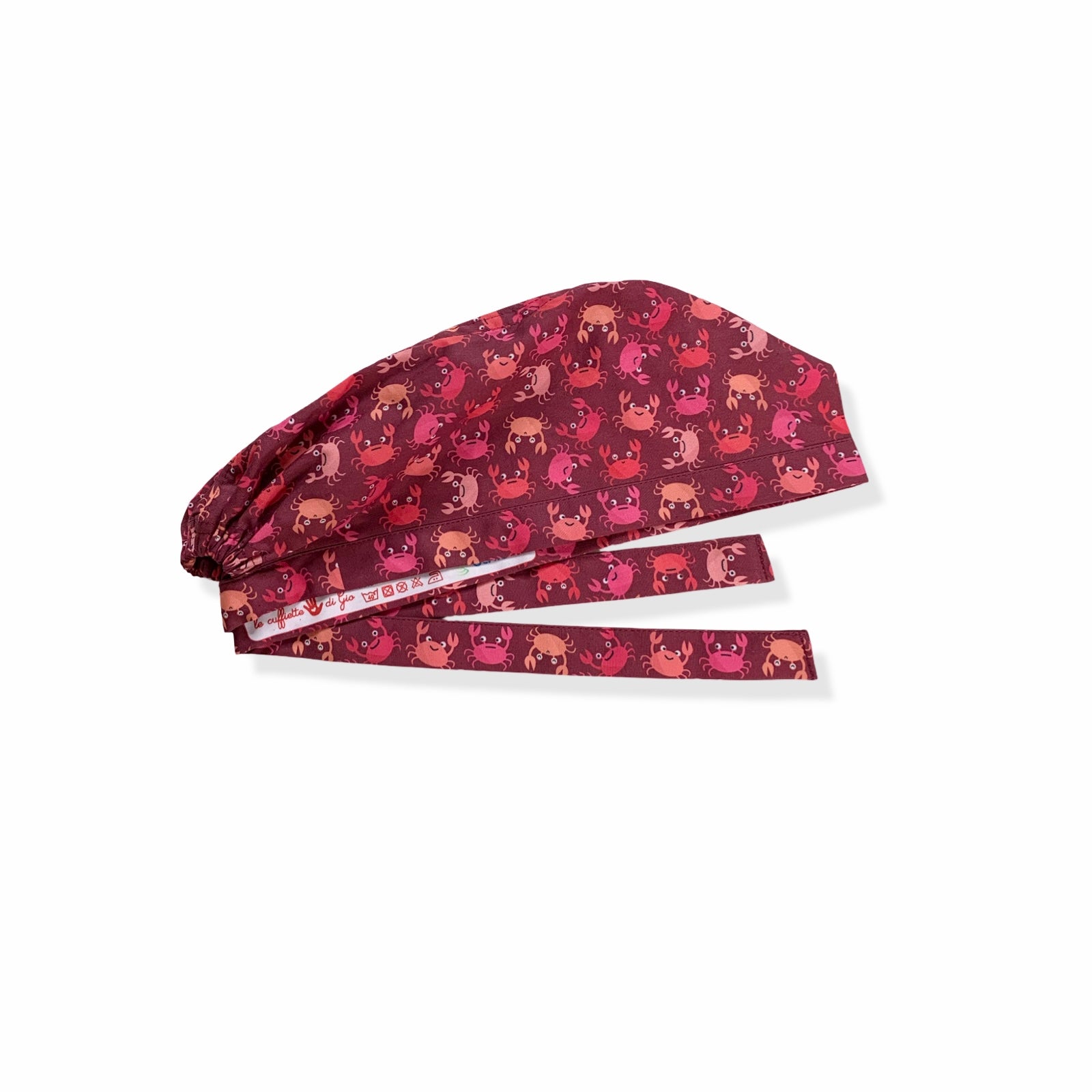Una cuffia chirurgica simpatica ed elegante al tempo stesso, con una miriade di granchietti colorati tono su tono rispetto alla base bordeaux