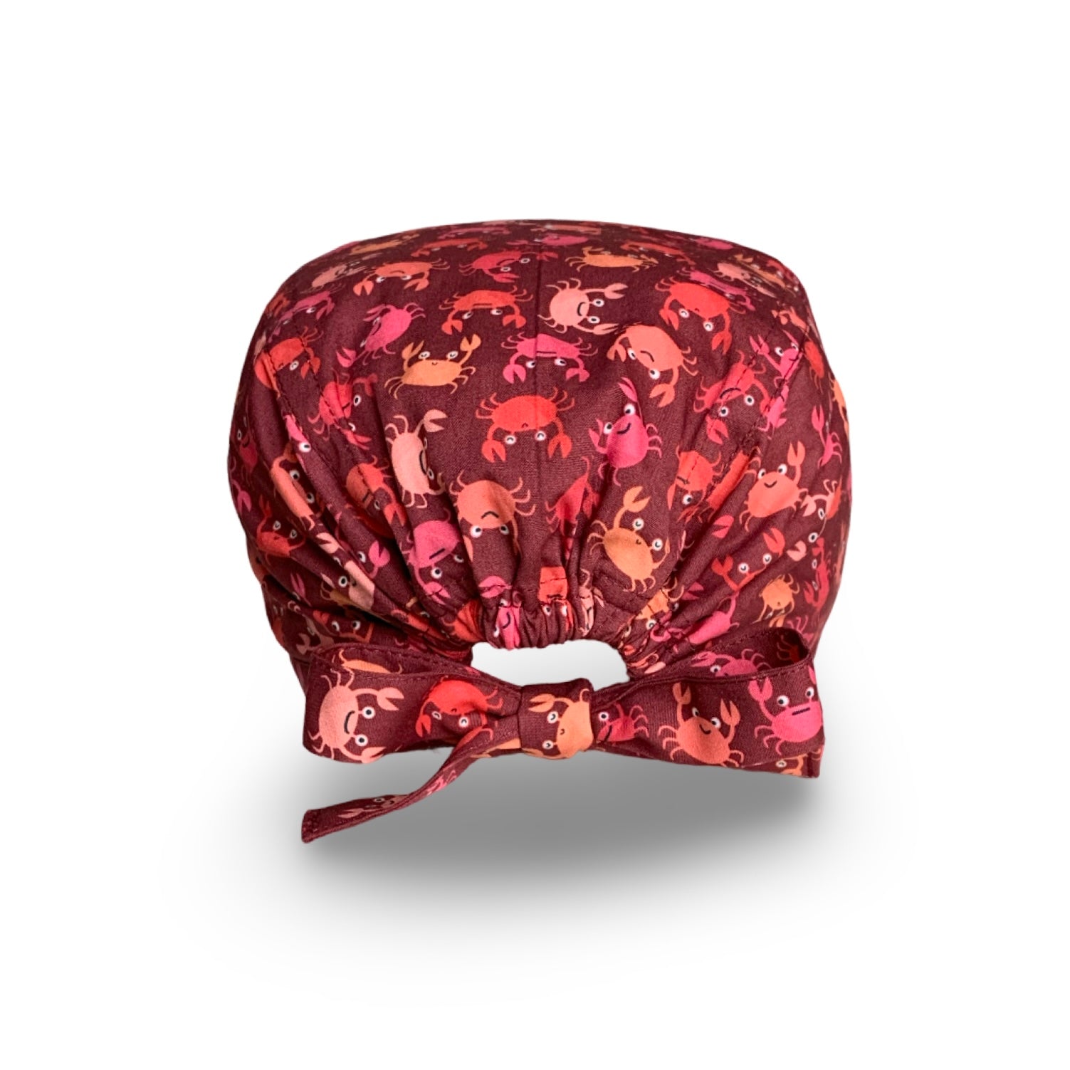 Una cuffia chirurgica simpatica ed elegante al tempo stesso, con una miriade di granchietti colorati tono su tono rispetto alla base bordeaux