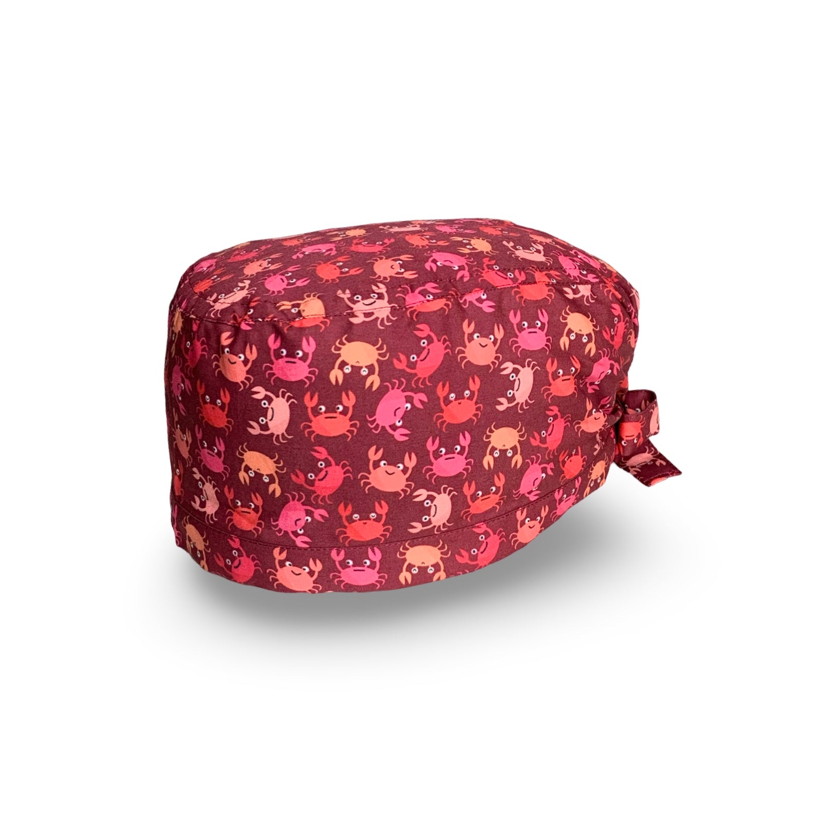 Una cuffia chirurgica simpatica ed elegante al tempo stesso, con una miriade di granchietti colorati tono su tono rispetto alla base bordeaux