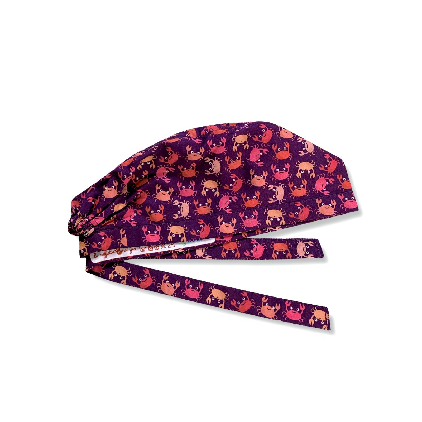 Una cuffia chirurgica simpatica ed elegante al tempo stesso, con una miriade di granchietti colorati tono su tono rispetto alla base viola