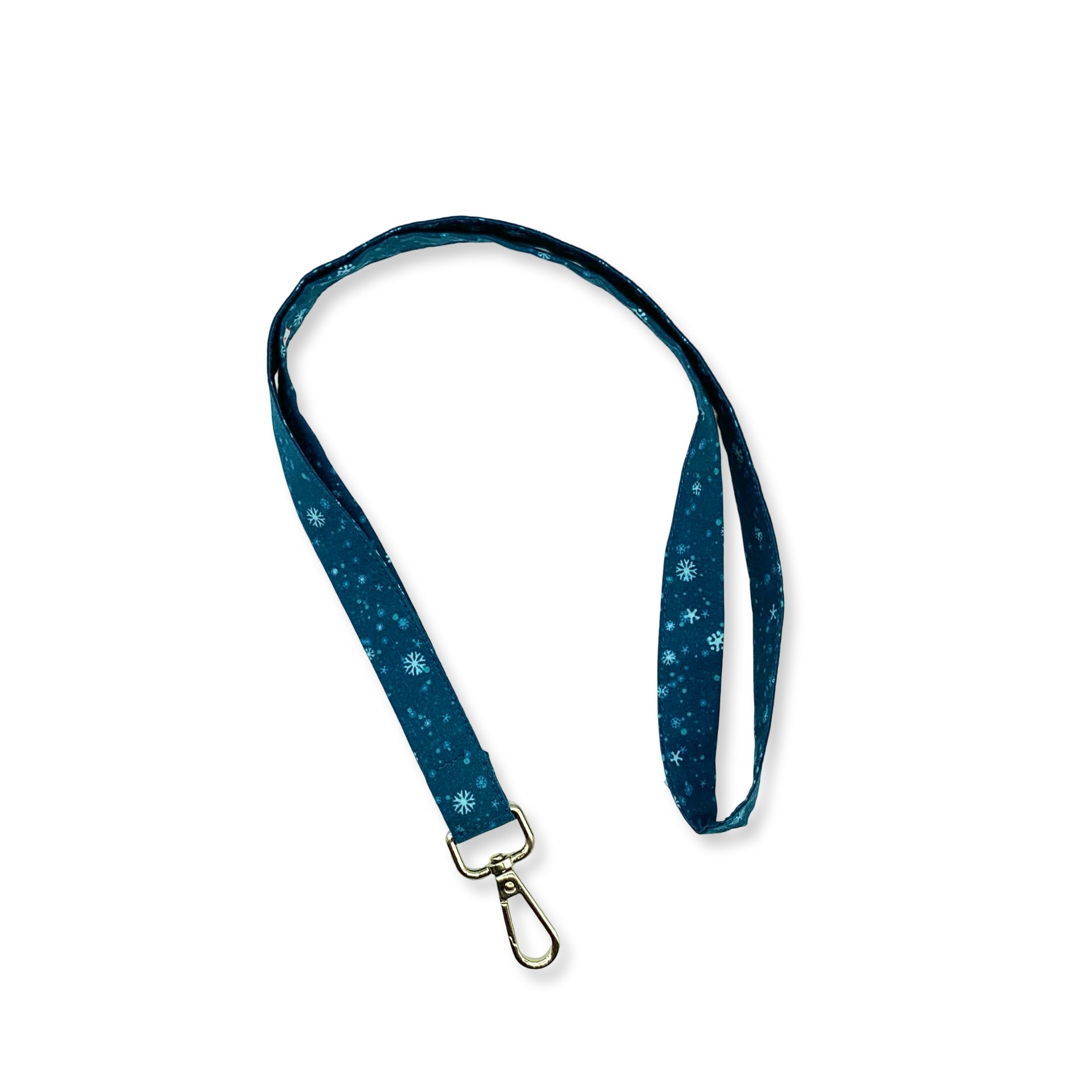 Una fascetta da collo portabadge con una tempesta di fiocchi di neve su sfondo blu medio, immancabile per gli amanti della stagione invernale, è lunga 45 cm e corredata di moschettone in metallo separabile per il lavaggio grazie al bottone automatico