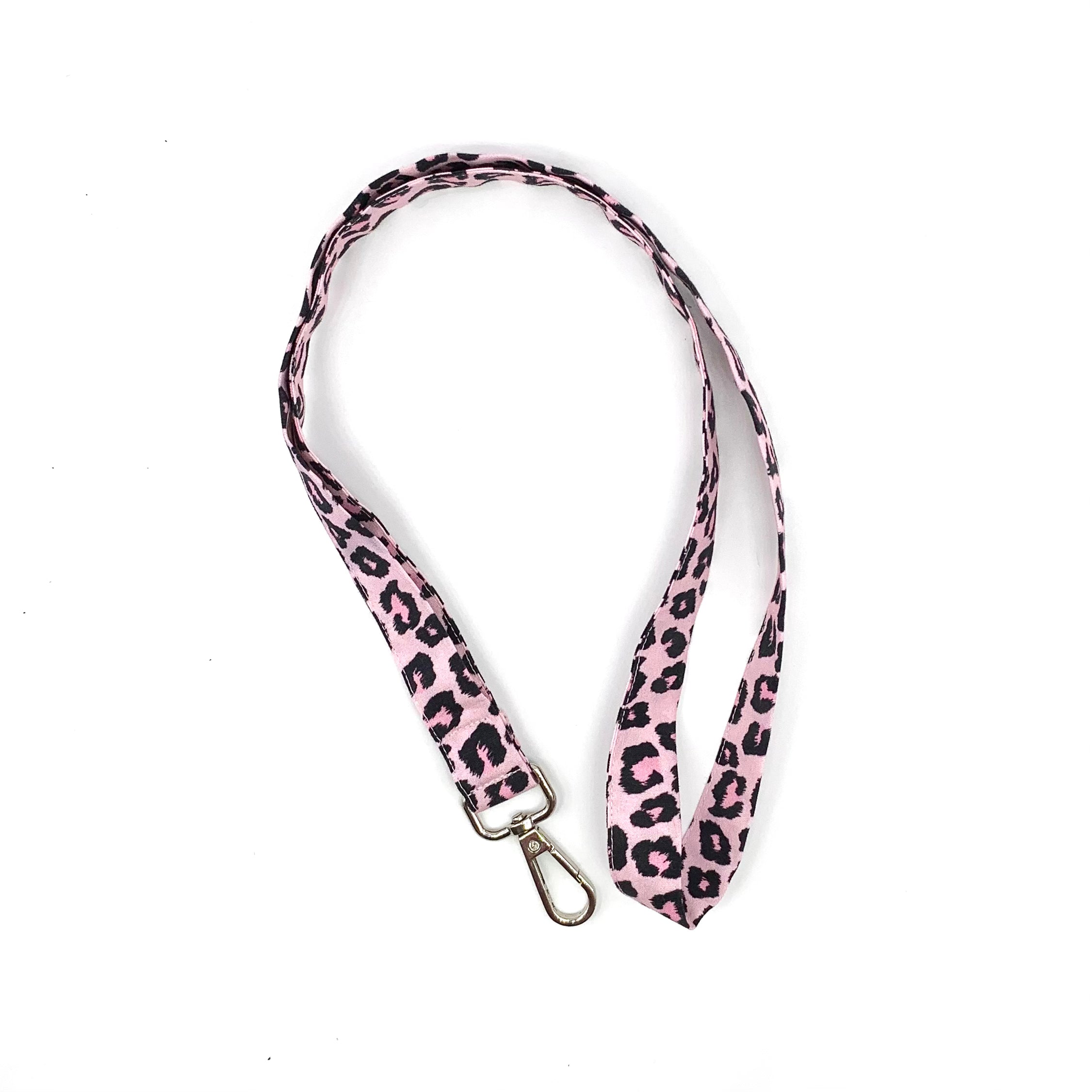 Una fascetta da collo portabadge con un'elegante fantasia animalier su sfondo rosa, per chi non vuole passare inosservato; è lunga 45 cm e corredata di moschettone in metallo separabile per il lavaggio grazie al bottone automatico