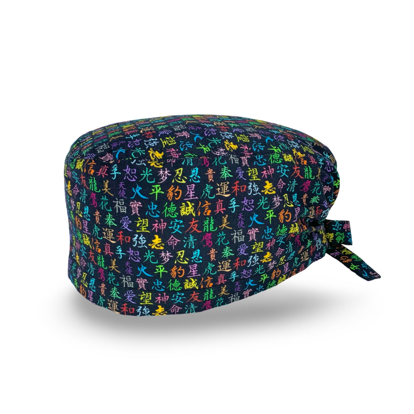 Una cuffia chirurgica con sfondo nero su cui si staglia una distesa di Kanji coloratissimi e tutti dal significato positivo; perfetta come regalo beneaugurale, indispensabile per gli amanti dell'oriente.