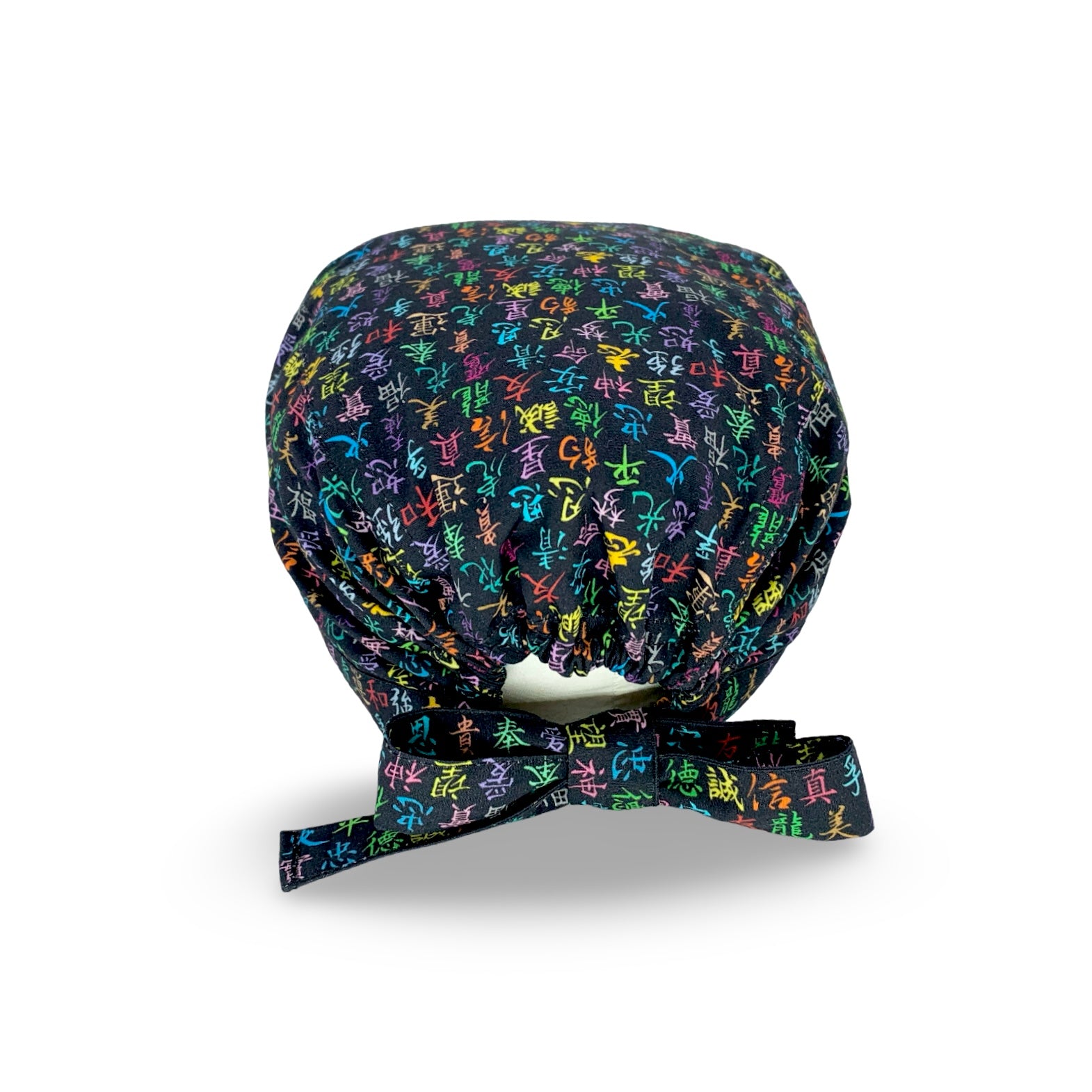 Una cuffia chirurgica con sfondo nero su cui si staglia una distesa di Kanji coloratissimi e tutti dal significato positivo; perfetta come regalo beneaugurale, indispensabile per gli amanti dell'oriente.