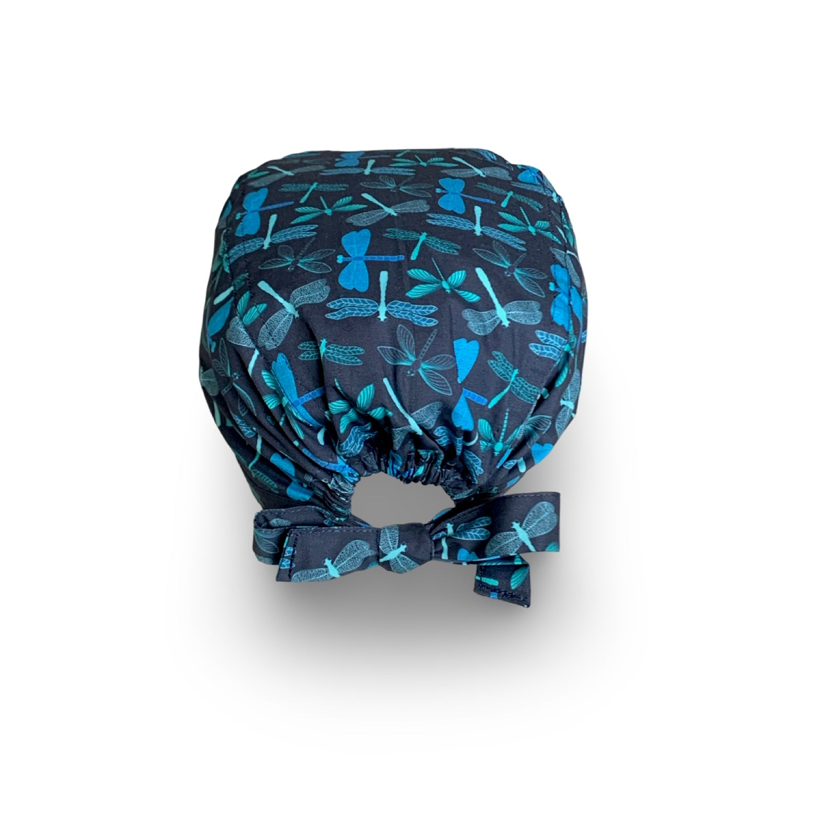 In questa cuffietta chirurgica libellule colorate con colori tono su tono dell'azzurro su uno sfondo blu ad esaltare la bellezza di questo magnifico insetto.