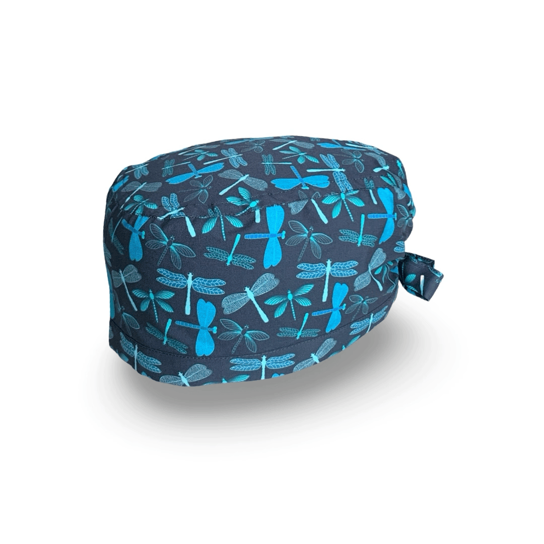 In questa cuffietta chirurgica libellule colorate con abbinamenti inusuali su uno sfondo viola melanzana o blu ad esaltare la bellezza di questo magnifico insetto.