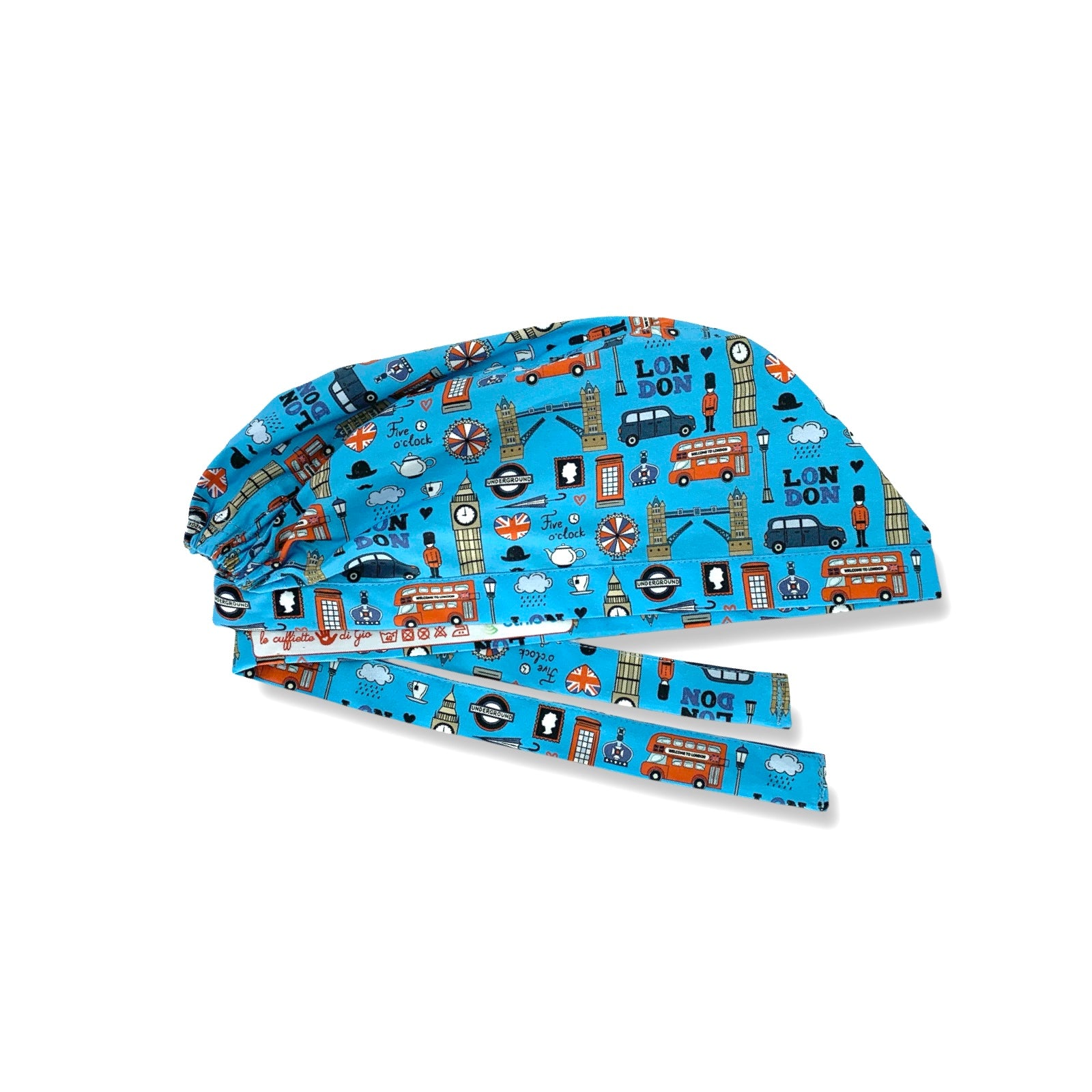Una cuffietta chirurgica a sfondo azzurro con gli oggetti più iconici e rappresentativi di Londra, dalla tazza di tè al Big Ben.