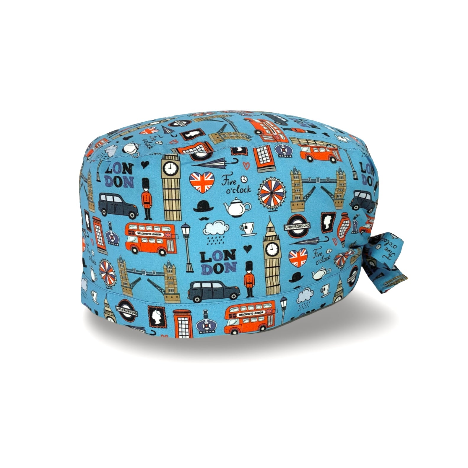 Una cuffietta chirurgica a sfondo azzurro con gli oggetti più iconici e rappresentativi di Londra, dalla tazza di tè al Big Ben.