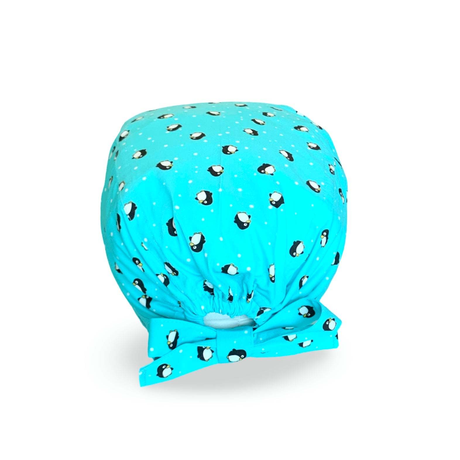 Cuffietta chirurgica con tanti piccoli pinguini si rincorrono su uno sfondo azzurro ghiaccio e tanti fiocchi di neve. L'ideale per gli amanti della stagione invernale.