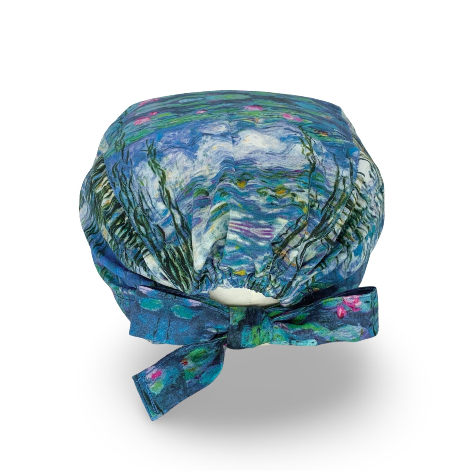 Una cuffietta chirurgica con un collage di riproduzioni del celeberrimo dipinto di Monet che crea un paesaggio sognante, fatto di mille sfumature di rosa, lilla, azzurri e verdi.