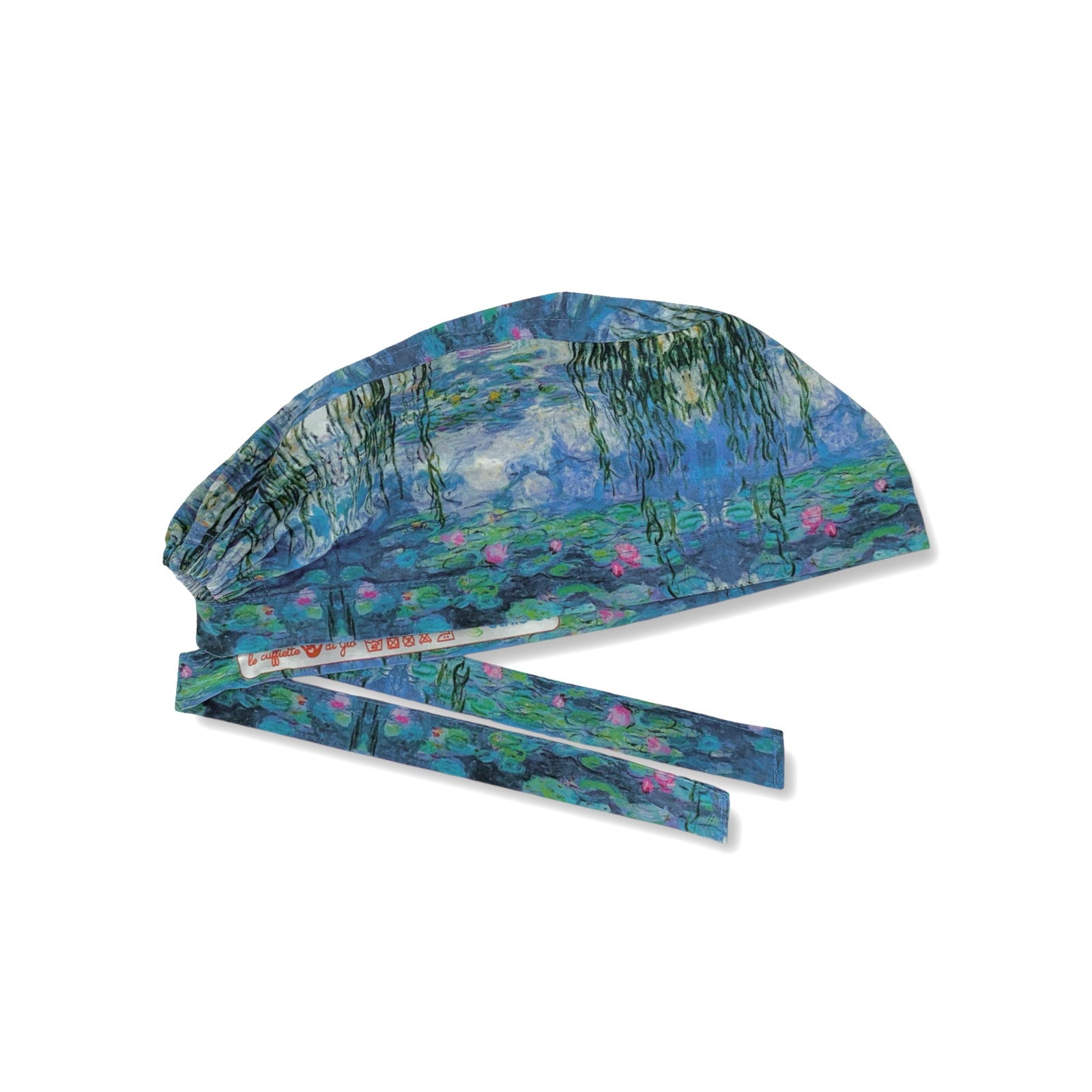 Una cuffietta chirurgica con un collage di riproduzioni del celeberrimo dipinto di Monet che crea un paesaggio sognante, fatto di mille sfumature di rosa, lilla, azzurri e verdi.