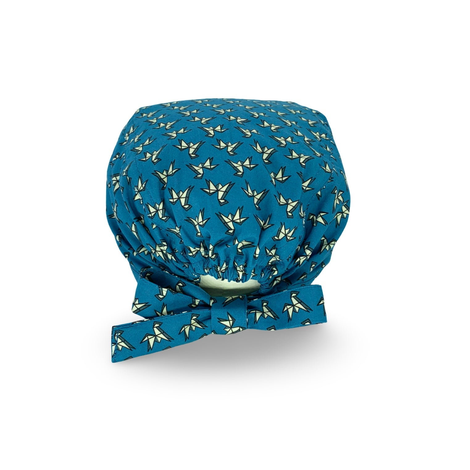 Una cuffietta chirurgica con un pattern elegantissimo formato da un disegno origami stilizzato di un cavallo, ispirato a una famosa cravatta, su fondo blu avio.