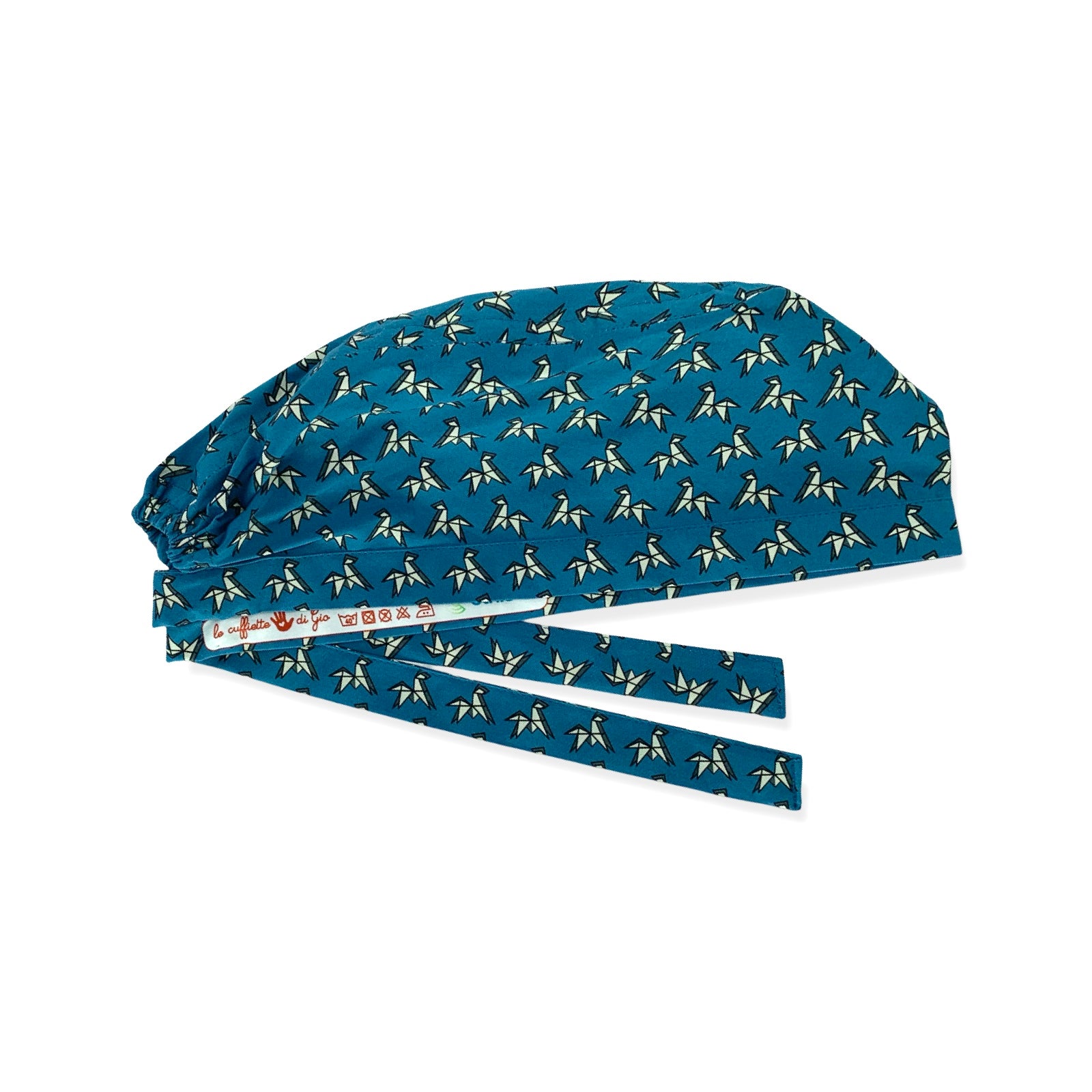 Una cuffietta chirurgica con un pattern elegantissimo formato da un disegno origami stilizzato di un cavallo, ispirato a una famosa cravatta, su fondo blu avio.