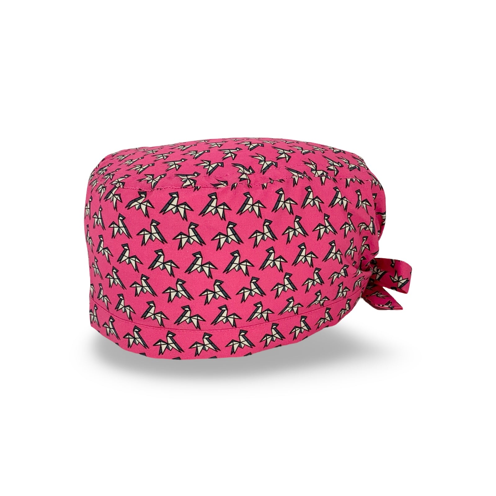 Una cuffietta chirurgica con un pattern elegantissimo formato da un disegno origami stilizzato di un cavallo, ispirato a una famosa cravatta, su fondo fucsia.