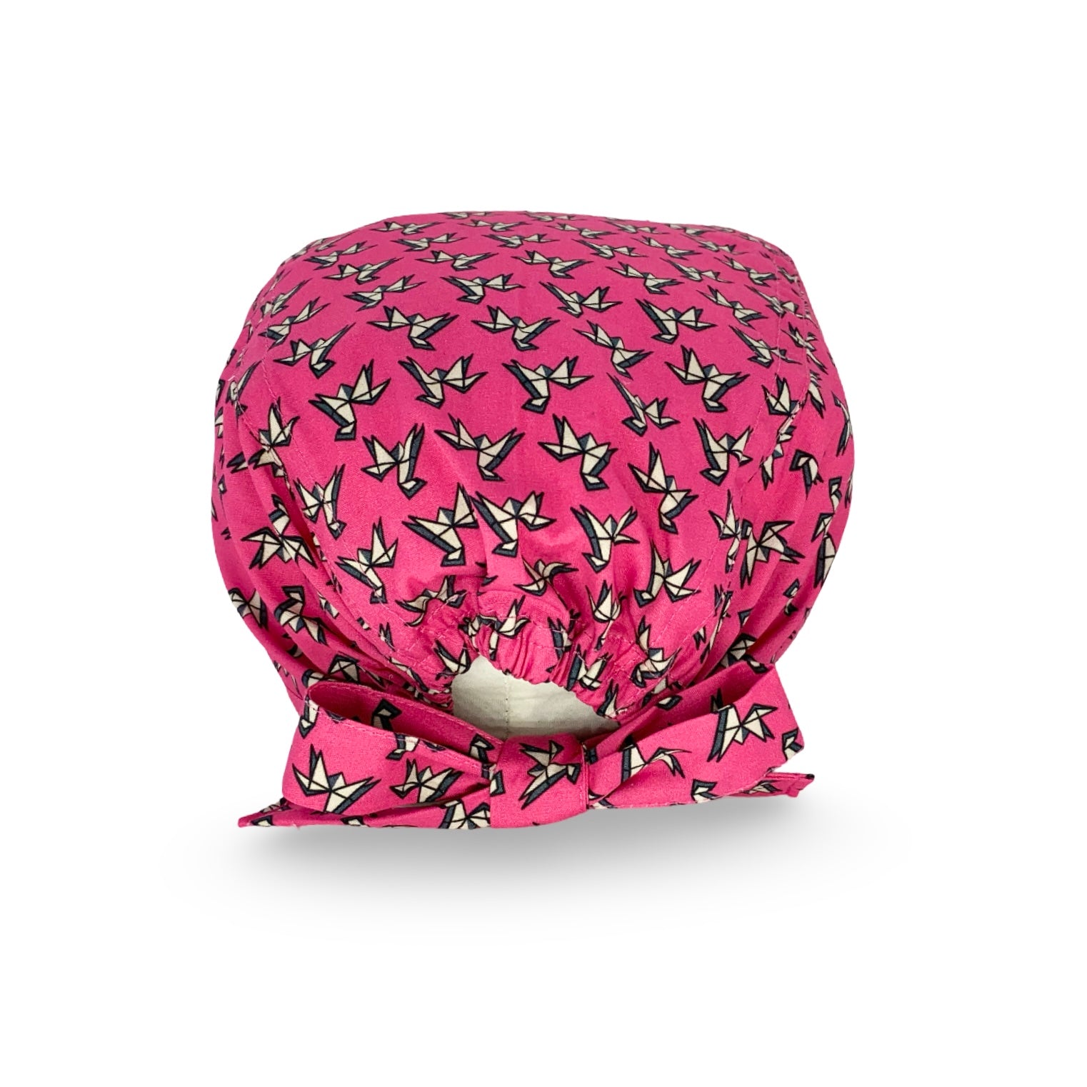 Una cuffietta chirurgica con un pattern elegantissimo formato da un disegno origami stilizzato di un cavallo, ispirato a una famosa cravatta, su fondo fucsia.