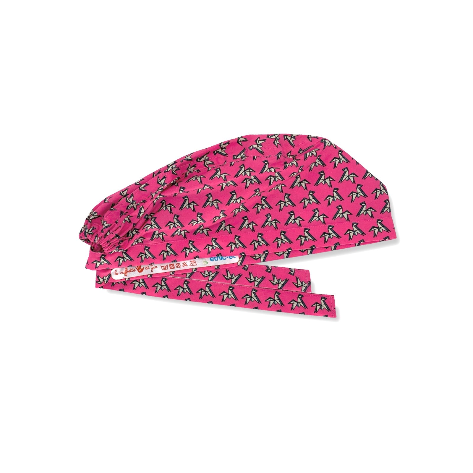 Una cuffietta chirurgica con un pattern elegantissimo formato da un disegno origami stilizzato di un cavallo, ispirato a una famosa cravatta, su fondo fucsia.