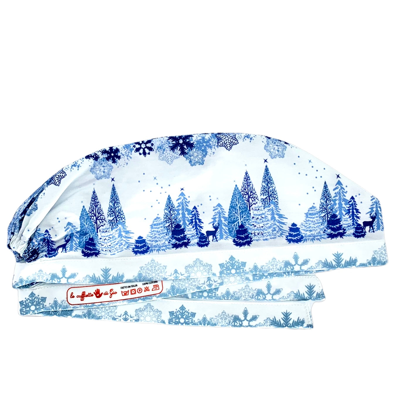 Cuffietta chirurgica bianca con disegni di fiocchi neve in diverse tonalità di blu nella parte superiore einferiore; in mezzo un paesaggio di alberi sotto ai fiocchi di neve con renne che passeggiano indisturbate