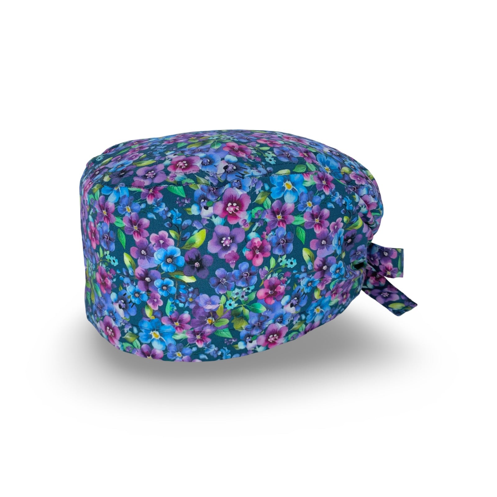 Una distesa di pansé dalle mille tonalità di viola, rosa e azzurro intenso, su sfondo blu avio. Una cuffietta chirurgica immancabile per chi ama i temi floreali e le tonalità vivaci.