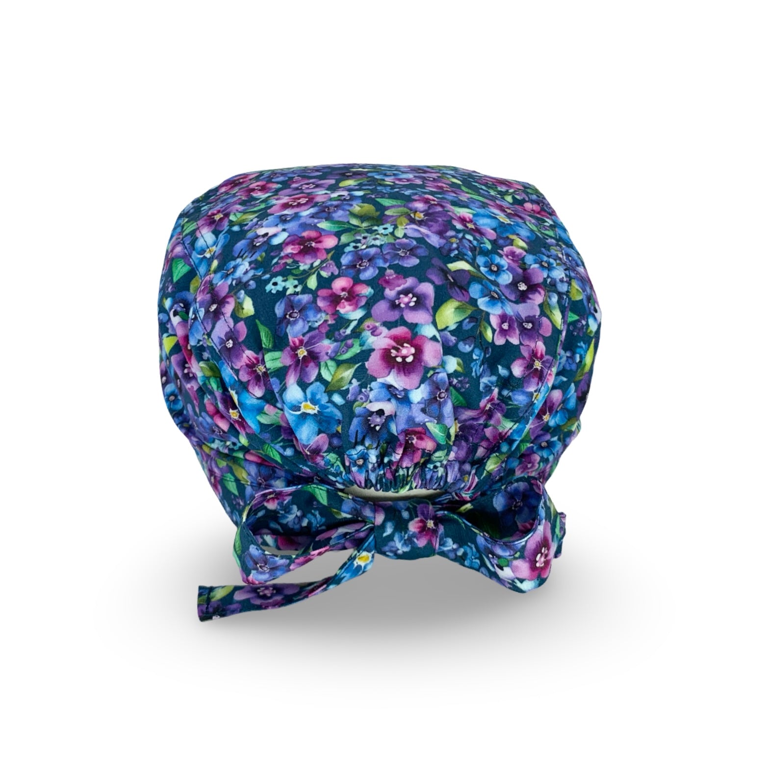 Una distesa di pansé dalle mille tonalità di viola, rosa e azzurro intenso, su sfondo blu avio. Una cuffietta chirurgica immancabile per chi ama i temi floreali e le tonalità vivaci.