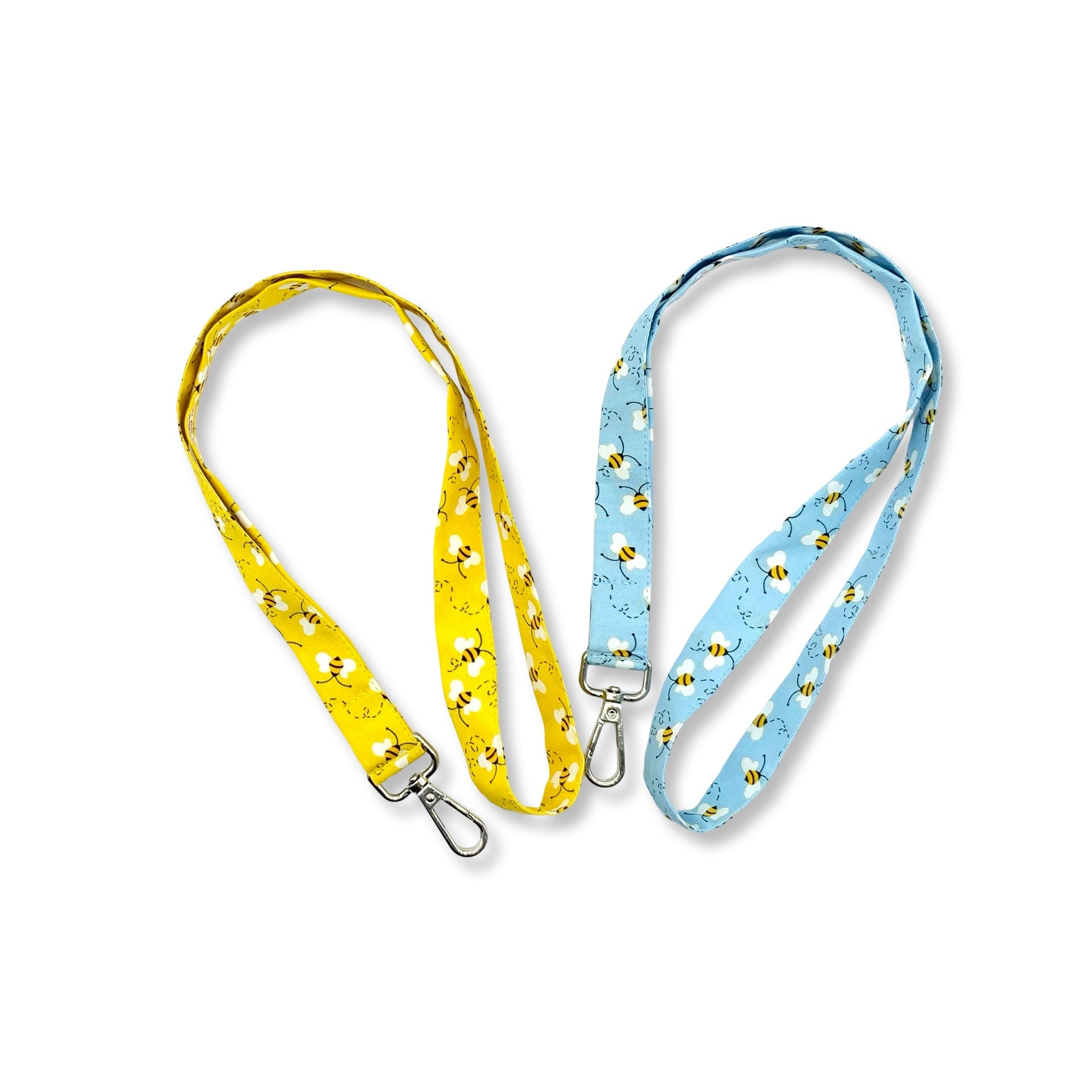 Una fascetta da collo portabadge con tante delicate apine svolazzanti su sfondo azzurro o giallo, lunga 45 cm e corredata di moschettone in metallo separabile per il lavaggio grazie al bottone automatico