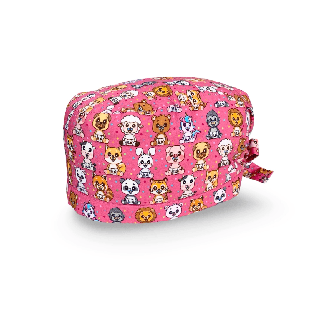 Una dose di dolcezza per questa&nbsp;cuffietta chirurgica con cuccioli di animali con ciuccio e pannolino su base rosa, azzurro e verde lime. L'ideale per chi si occupa di nascita e maternità.