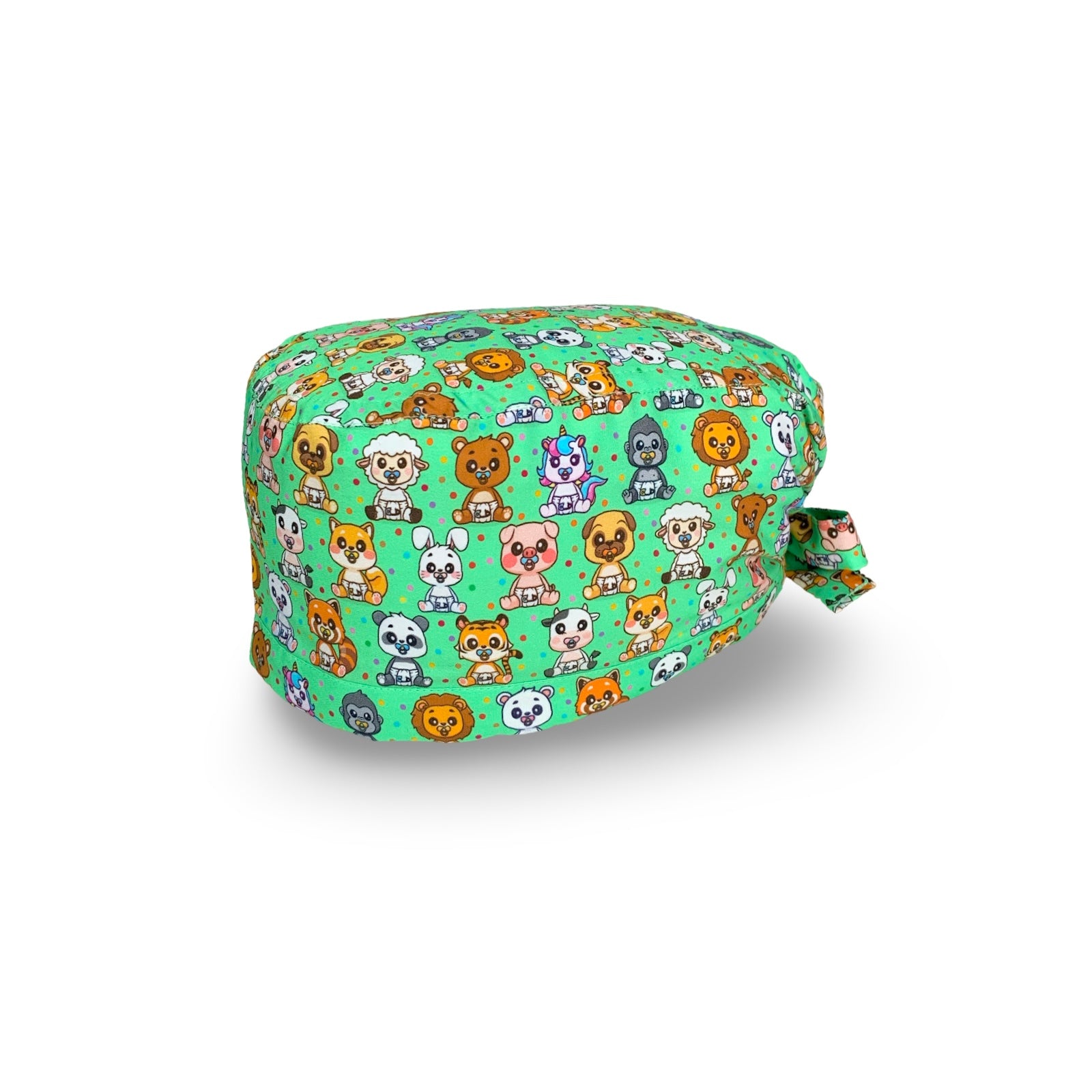 Una dose di dolcezza per questa cuffietta chirurgica con cuccioli di animali con ciuccio e pannolino su base verde lime. L'ideale per chi si occupa di nascita e maternità.