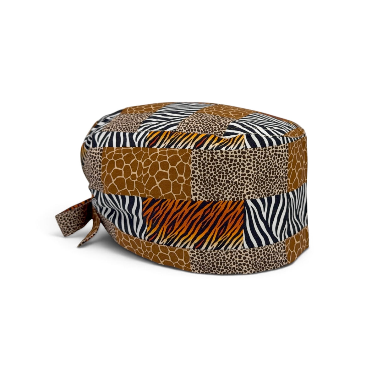 La fantasia Safari unisce giraffa, zebra, tigre e ghepardo in un mix deciso di beige, marrone, nero e arancio.

Una cuffietta chirurgica&nbsp;colorata e grintosa, perfetta per chi ama distinguersi anche al lavoro, senza rinunciare alla praticità e al comfort delle nostre cuffiette.