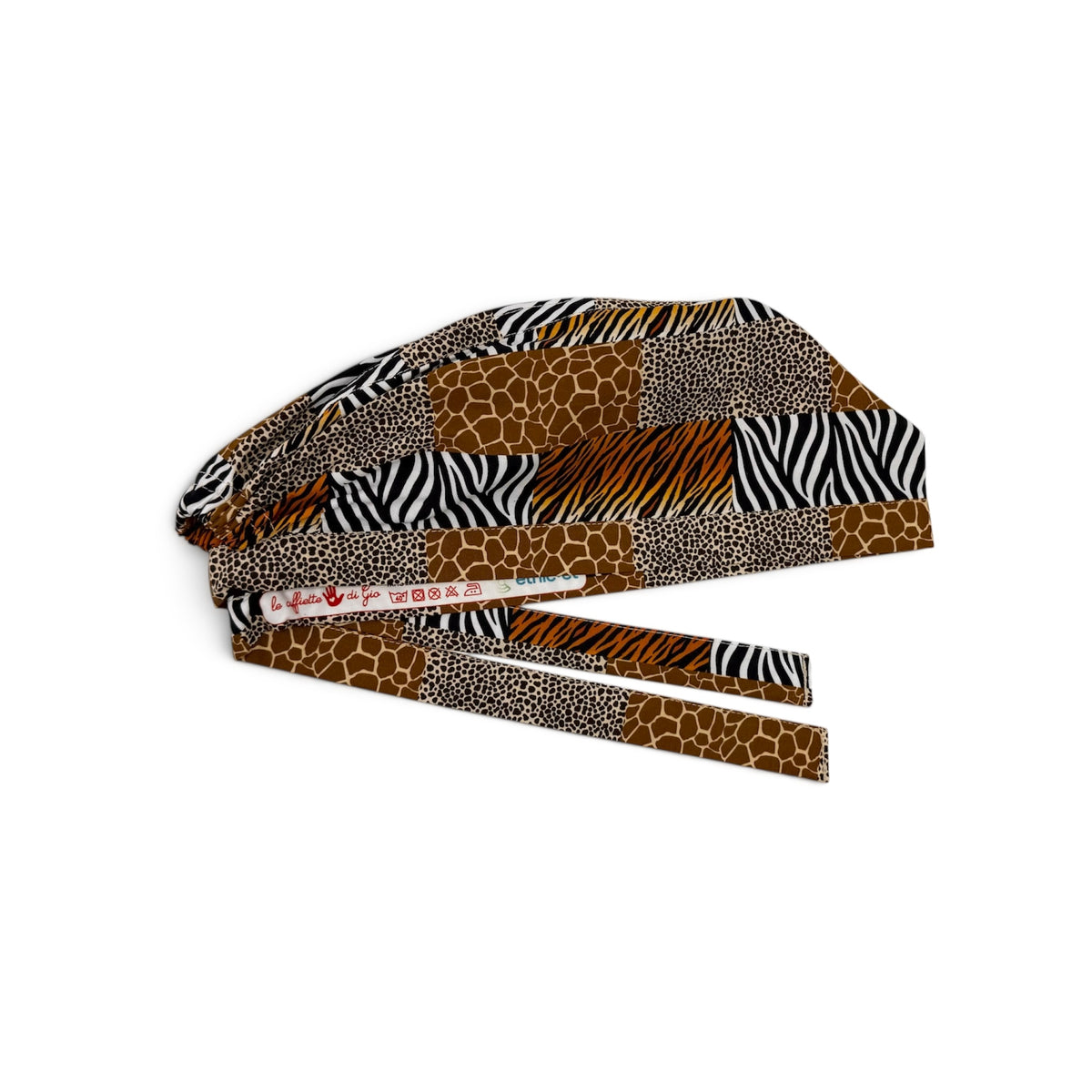 La fantasia Safari unisce giraffa, zebra, tigre e ghepardo in un mix deciso di beige, marrone, nero e arancio.

Una cuffietta chirurgica&nbsp;colorata e grintosa, perfetta per chi ama distinguersi anche al lavoro, senza rinunciare alla praticità e al comfort delle nostre cuffiette.