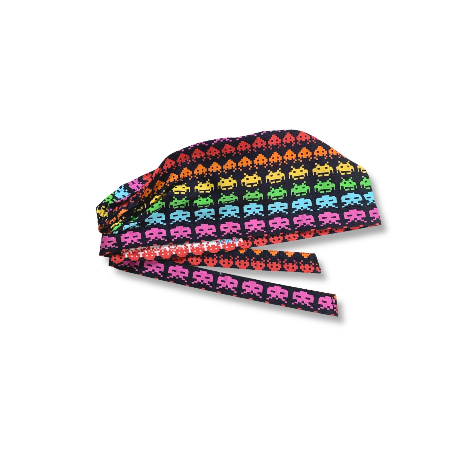 Una cuffietta chirurgica che richiama ii Re dei Videogames anni '80. Grafica pixel e colori ipnotici per una cuffia iconica CON MOSTRICIATTOLI ALIENI CHE SI RINCORRONO SU TUTTA LA CUFFIA.