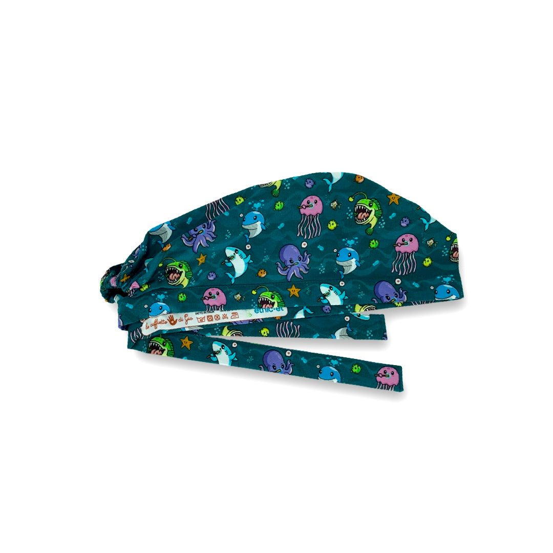 Un design che farà impazzire i tuoi piccoli pazienti, con deliziosi abitanti del mare intenti a lavarsi i denti o a sfoggiare la propria dentatura! Un mix irresistibile di dettagli e colori accattivanti! 
Cuffia colorata e simpatica su fondo blu mare che mette in risalto gli animaletti.
Vista laterale - distesa