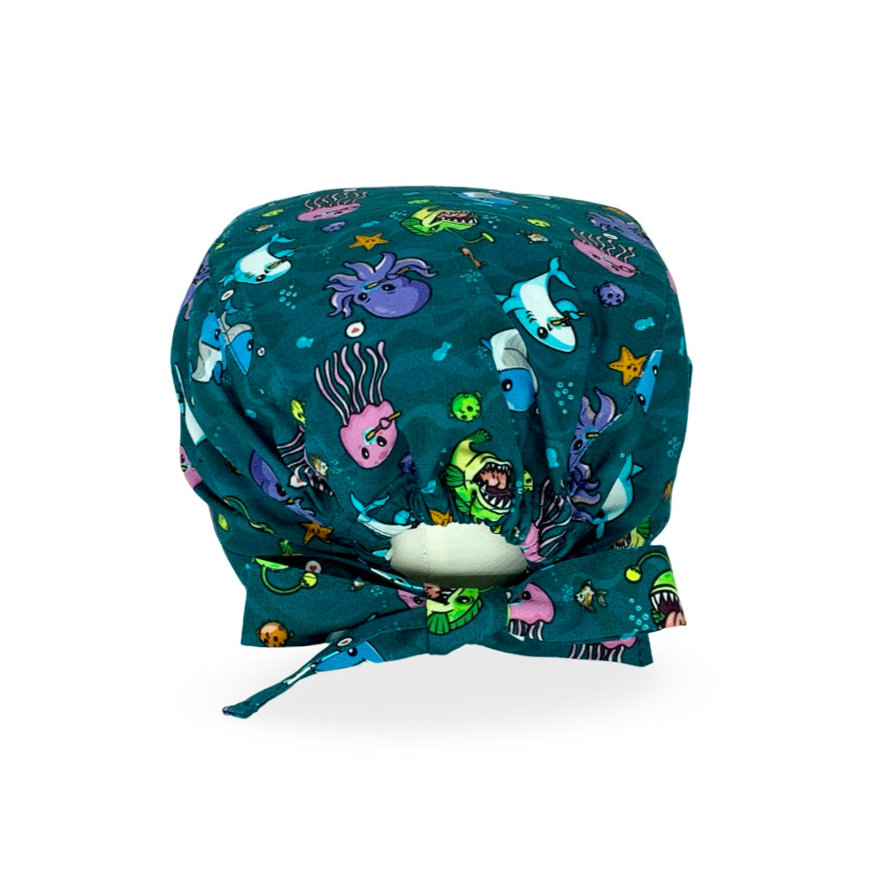 Un design che farà impazzire i tuoi piccoli pazienti, con deliziosi abitanti del mare intenti a lavarsi i denti o a sfoggiare la propria dentatura! Un mix irresistibile di dettagli e colori accattivanti! 
Cuffia colorata e simpatica su fondo blu mare che mette in risalto gli animaletti.
Vista posteriore