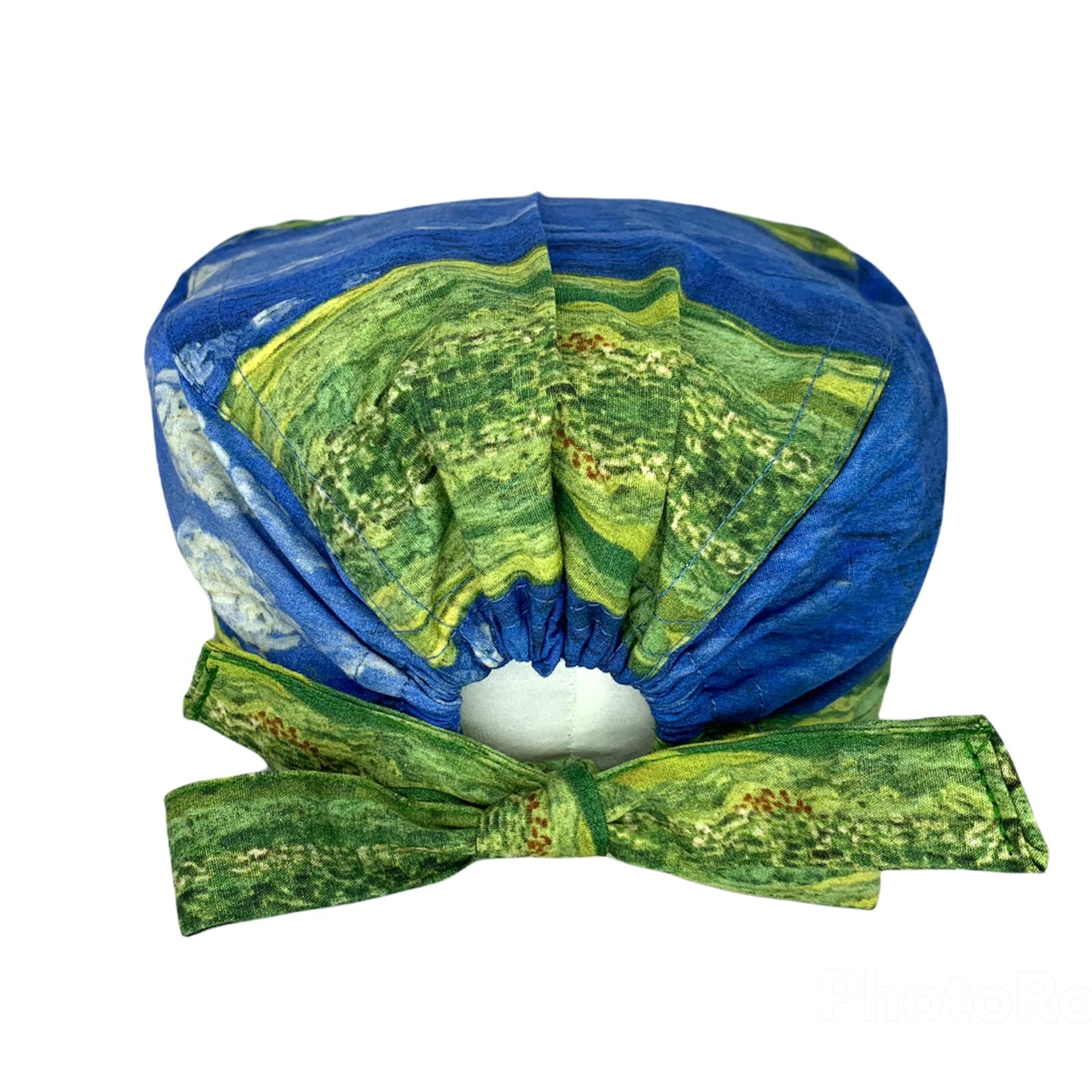 Cuffietta chirurgica ispirata al quadro di Van Gogh "Campo di grano con cielo in tempesta" che ci riporta ai colori estivi di un prato rigoglioso con la minaccia di un temporale all’orizzonte. L’alternanza di blu e verde creano un mix altamente rilassante