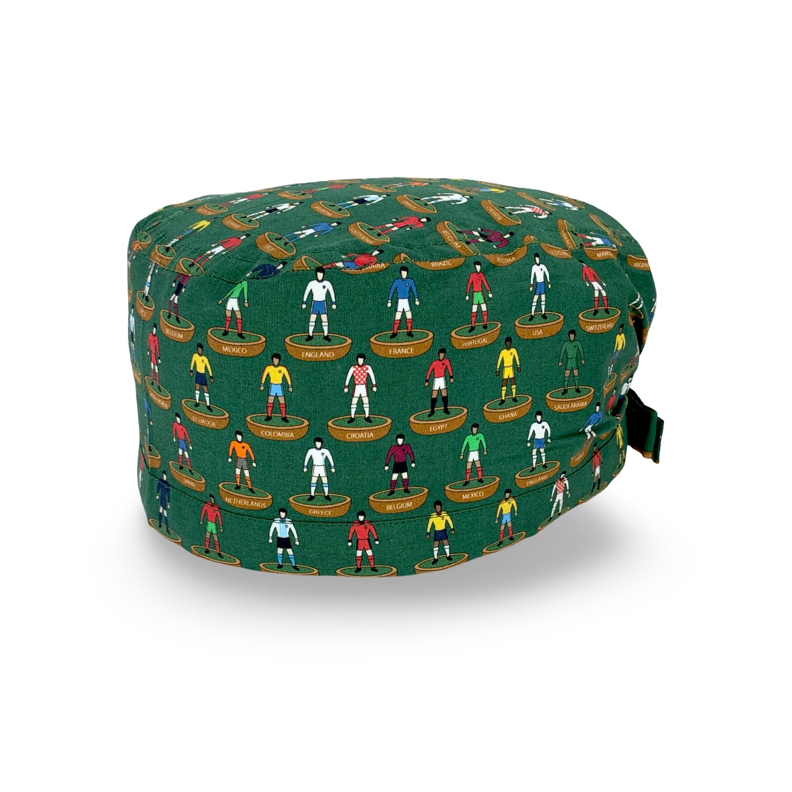 Una cuffietta chirurgica che risproduce i famosi omini del gioco da calcio da tavolo più famoso cdel mondo. Omini colorati di varie squadre del mondo su sfondo verde scuro.