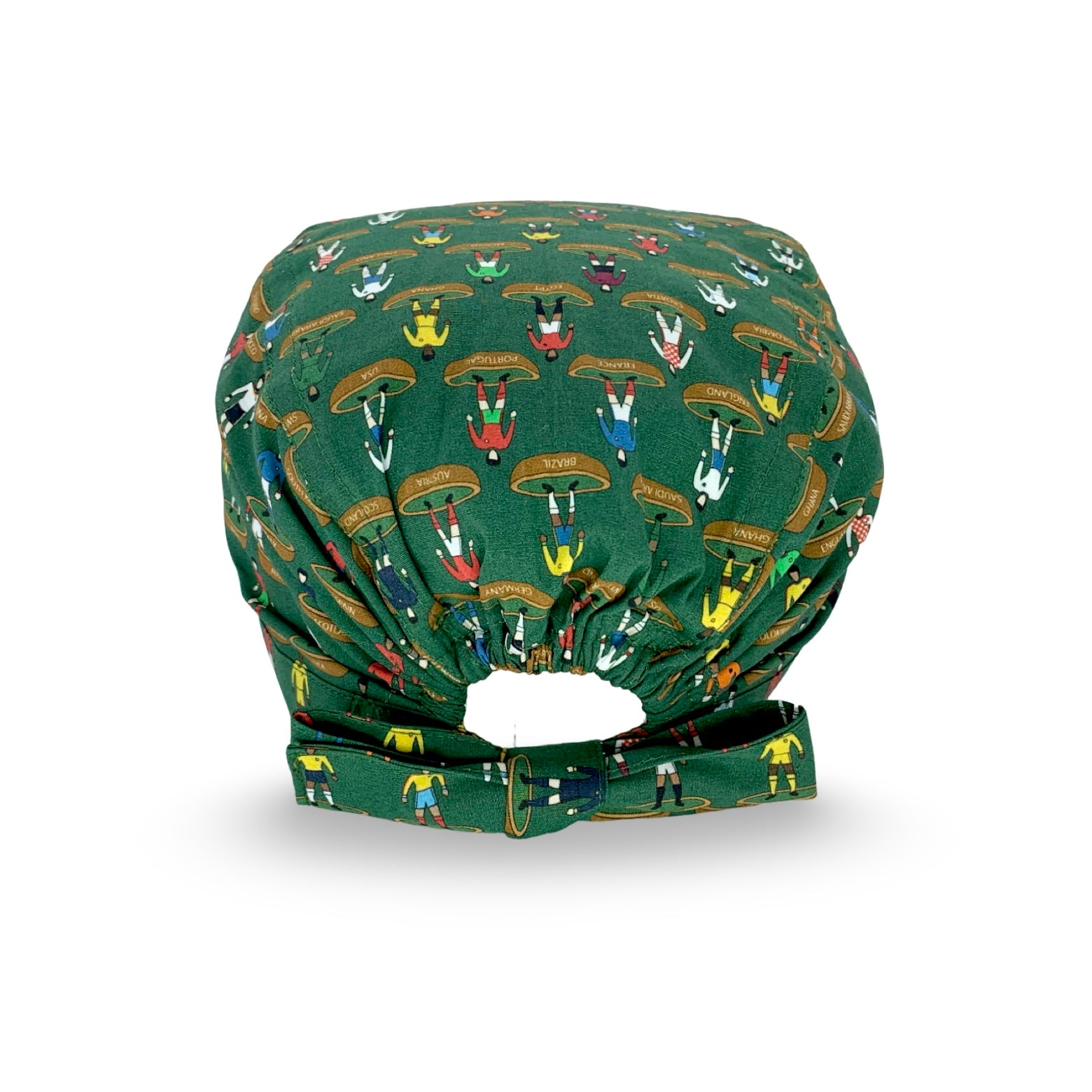 Una cuffietta chirurgica che risproduce i famosi omini del gioco da calcio da tavolo più famoso cdel mondo. Omini colorati di varie squadre del mondo su sfondo verde scuro.