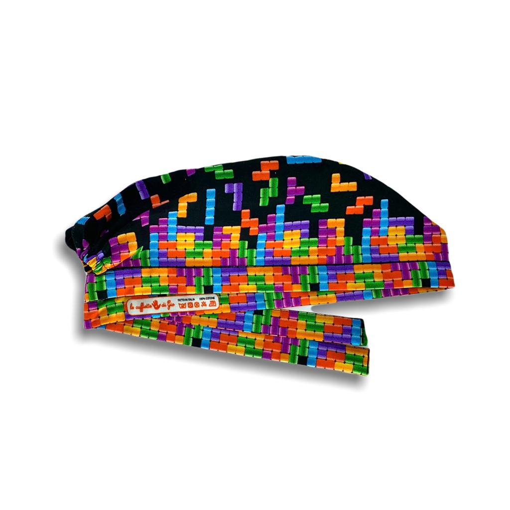 Cuffietta chirurgica nera in cui viene riprodotto il famoso videogioco in cui mattoncini colorati piovono dall'alto e bisogna accatastarli ordinatamente