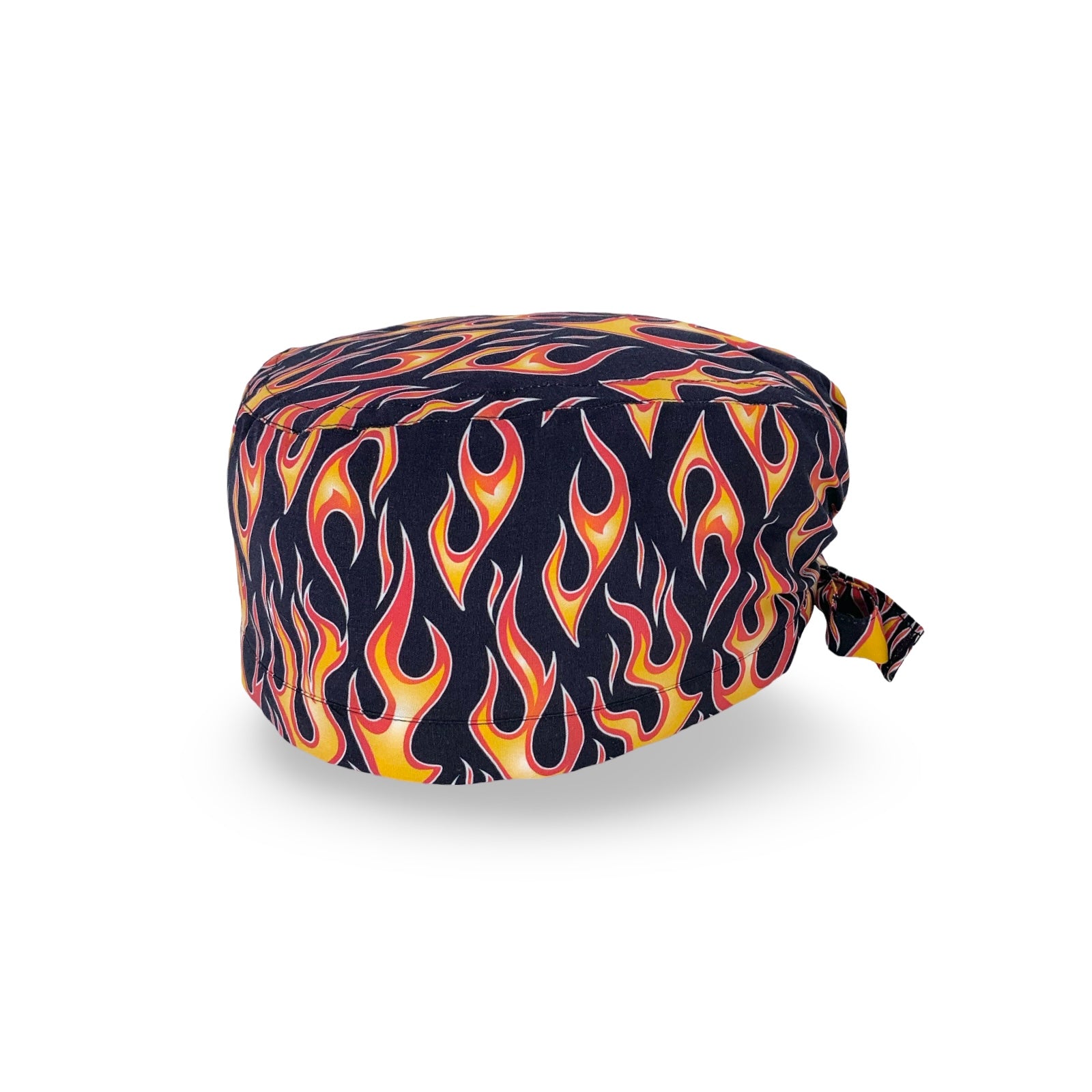 Cuffietta chirurgica con fiamme stilizzate rosso e giallo su sfondo nero; cuffia ispirata al dott. Todd ella serie tv "Scrubs"