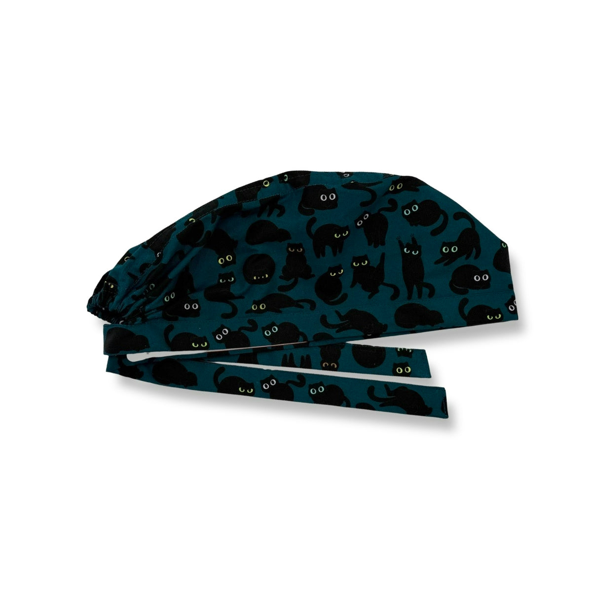 Una banda di irresistibili gatti neri corre, salta e fa le fusa sulla tua cuffietta chirurgica! 🐾

Un pattern giocoso e originale, perfetto per chi ama i gatti e vuole portare un tocco di ironia e personalità anche in sala operatoria 🖤 perché i gatti neri portano fortuna… soprattutto quando sono tutti insieme!
Sfondo blu avio con gatti neri stilizzati di cui risaltano solo gli occhioni colorati