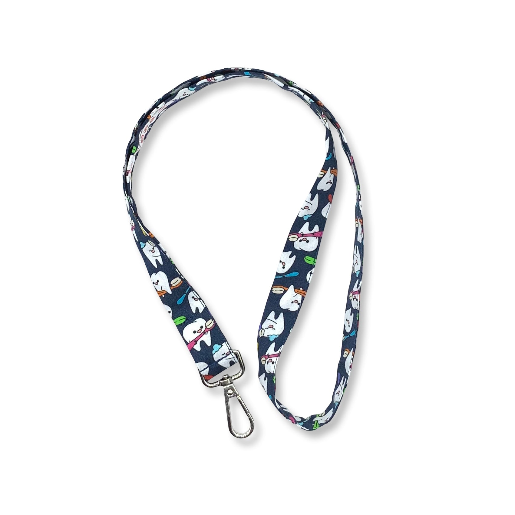 Una fascetta da collo portabadge con un design simpatico e colorato! Il laccetto ha ha il fondo blu scuro con una serie di dentini animati intenti a lavarsi i denti e ognuno di loro tiene uno spazzolino con il manico colorato. 
