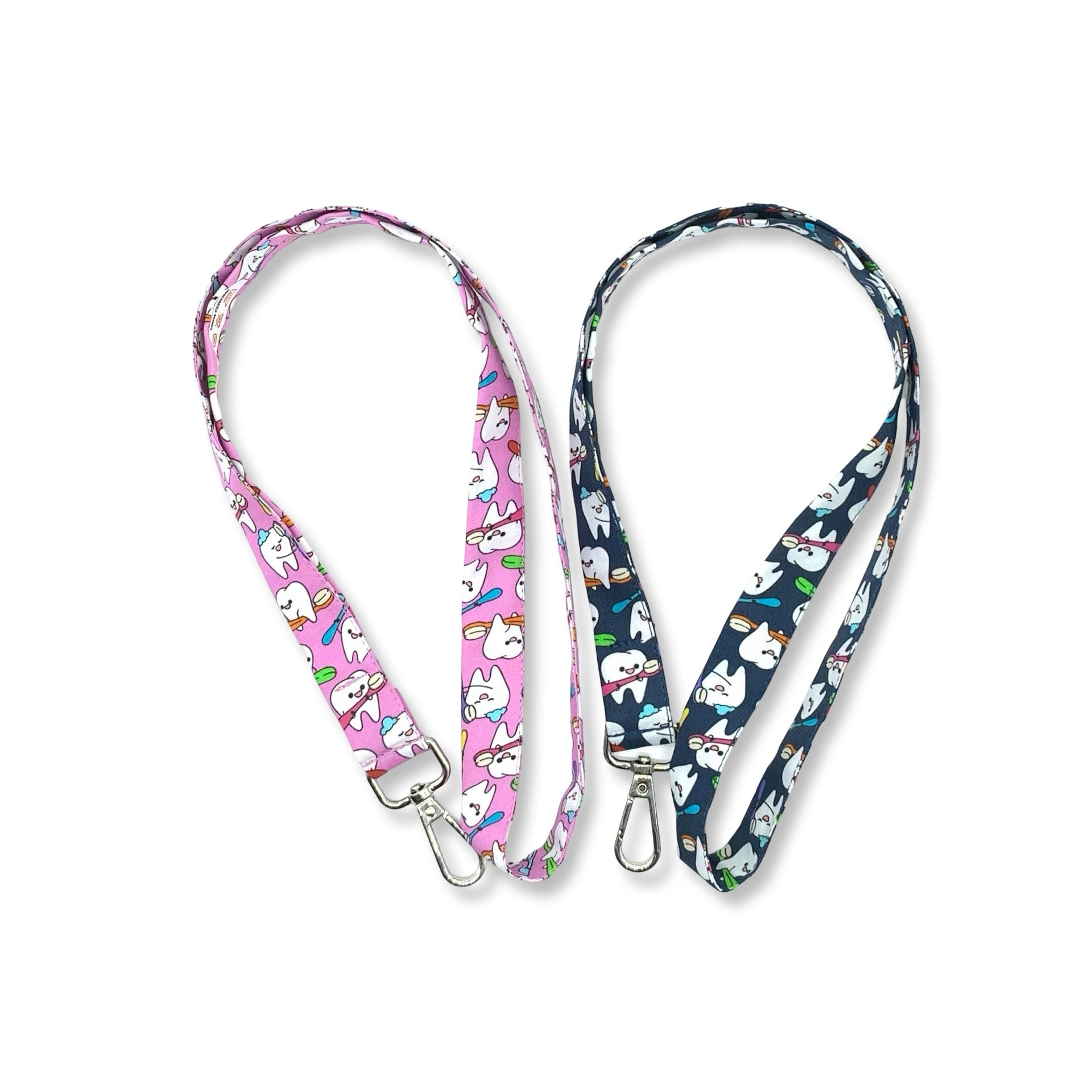Una fascetta da collo portabadge con un design simpatico e colorato! Il laccetto ha ha il fondo blu scuro o rosa intenso con una serie di dentini animati intenti a lavarsi i denti e ognuno di loro tiene uno spazzolino con il manico colorato. 