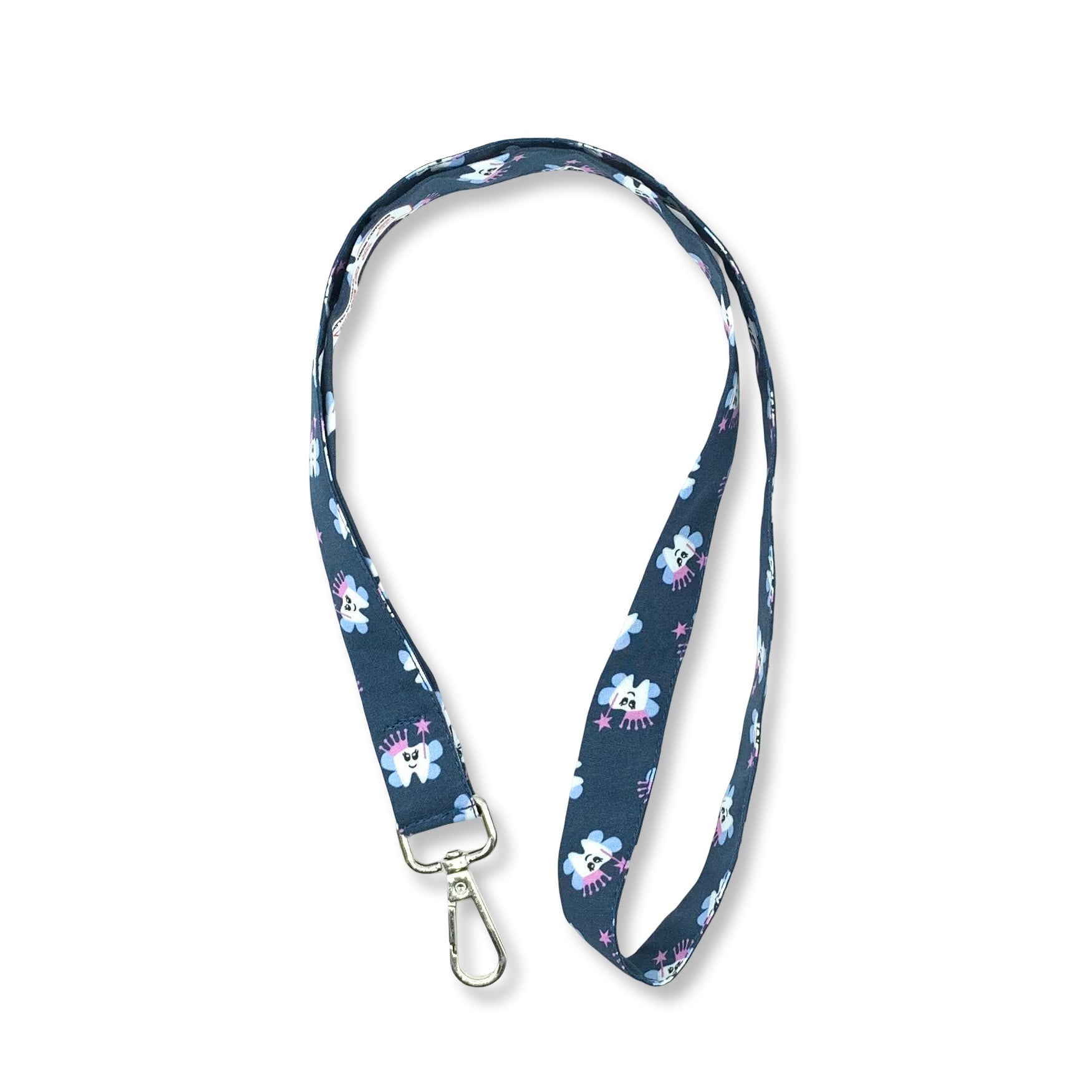 Un design semplice per questo laccetto portabadge: dei dentini sorridenti vestiti da fatina dei denti, con ali, coroncina e bacchetta magica con in cima una stellina. Abbinamenti di colori vincenti: blu per lo sfondo e rosa azzurro per le ali e la coroncina per mettere allegria e serenità anche al più difficile dei pazienti!