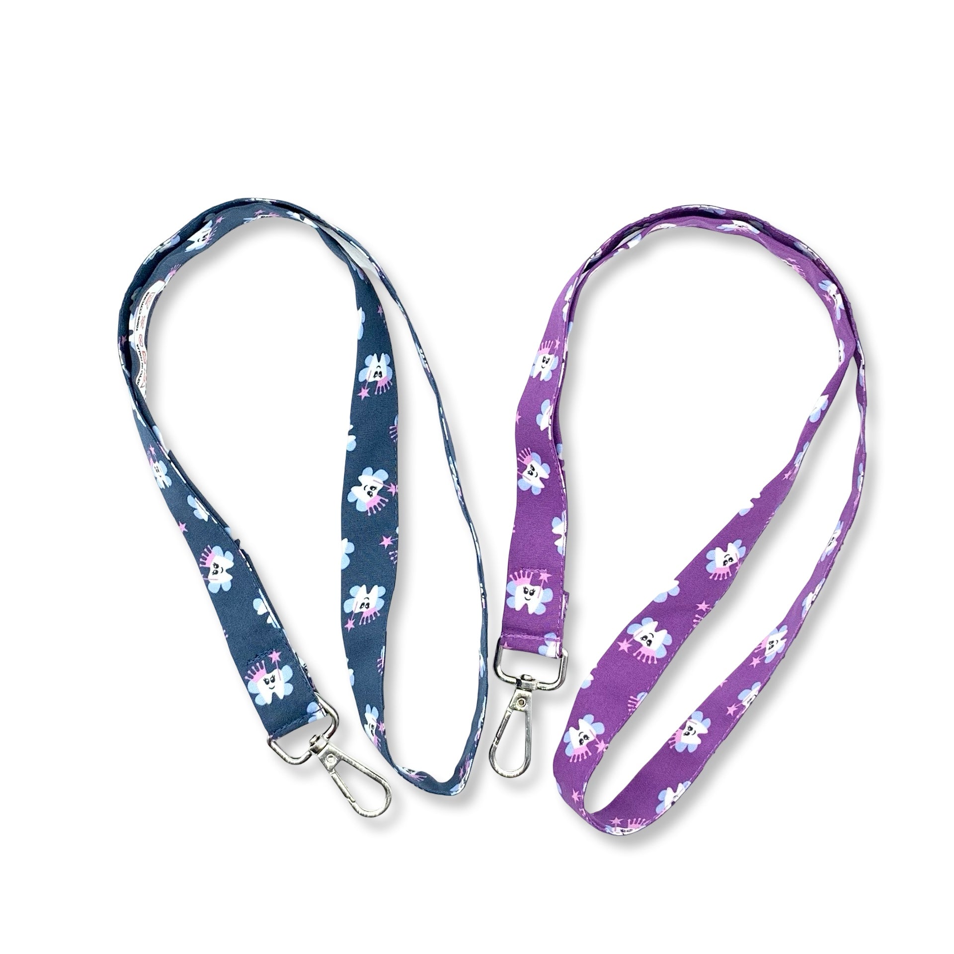 Un design semplice per questo laccetto portabadge: dei dentini sorridenti vestiti da fatina dei denti, con ali, coroncina e bacchetta magica con in cima una stellina; abbinamenti di colori vincenti blu/viola per lo sfondo e rosa azzurro per le ali e la coroncina per mettere allegria e serenità anche al più difficile dei pazienti!