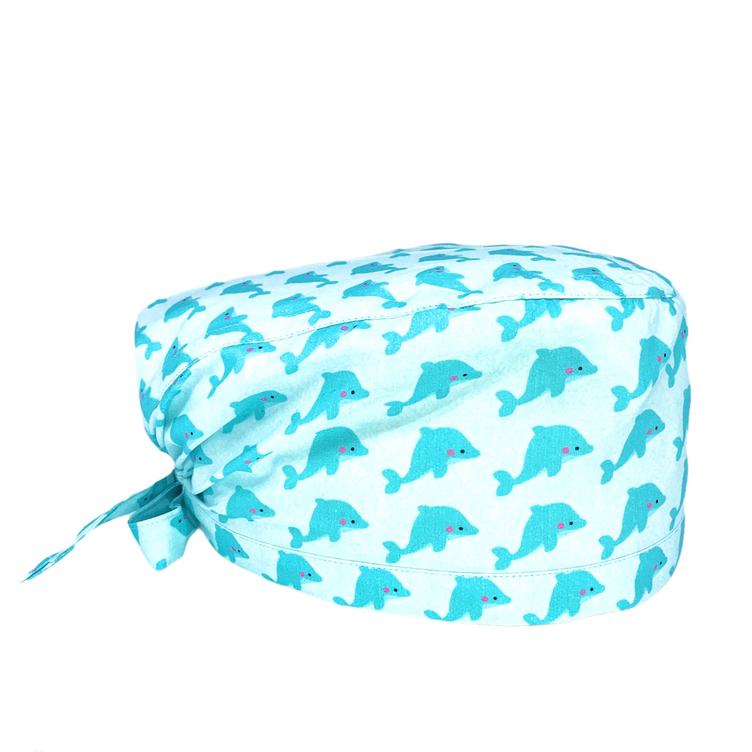 La cuffietta perfetta per gli amanti del mare e dei deliziosi mammiferi che lo popolano con un delicato disegno di delfini su base azzurro chiaro