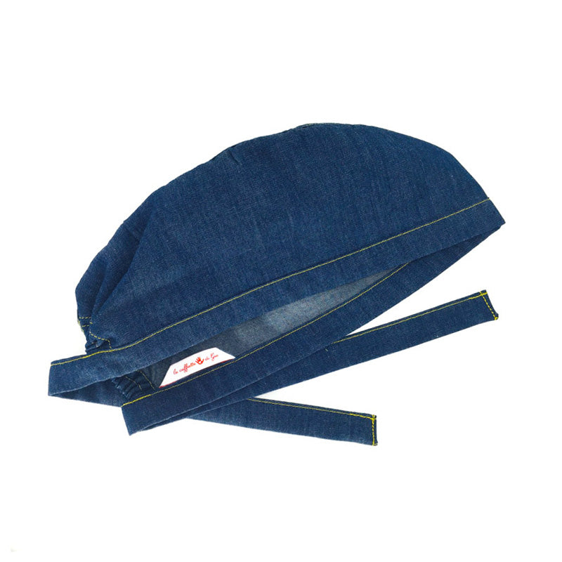 Cuffietta in vero denim nato per le camicie e gli abiti estivi, quindi molto leggero e straordinariamente morbido, blu medio con cuciture gialle in contrasto. Pur essendo già stato lavato prima della lavorazione, il tessuto si comporterà esattamente come i vostri jeans, quindi tenderà a stringersi un po’ al lavaggio per poi tornare con l’uso alla misura di partenza, e potrà cambiare un po’ di colore nel tempo. Si consiglia il lavaggio con colori simili.