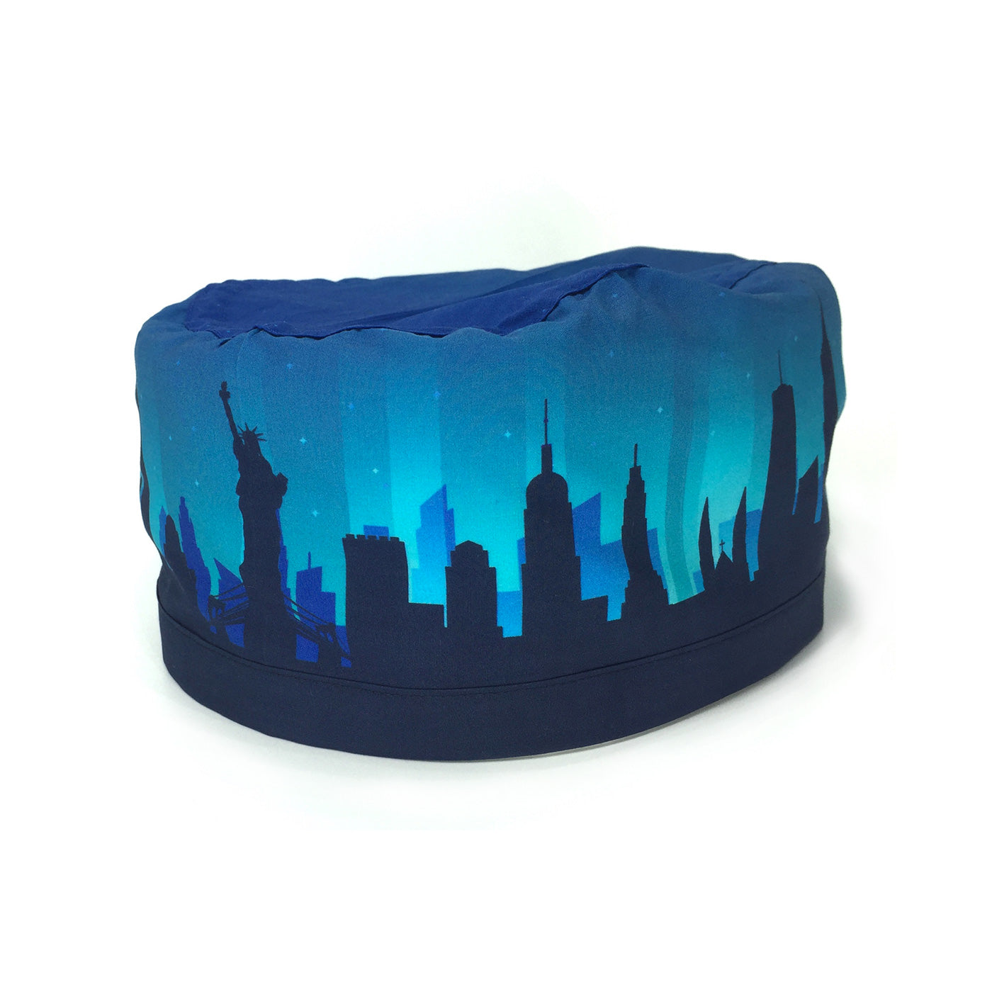 Cuffietta chirurgica blu con lo skyline di New York che si staglia su uno sfondo azzurro